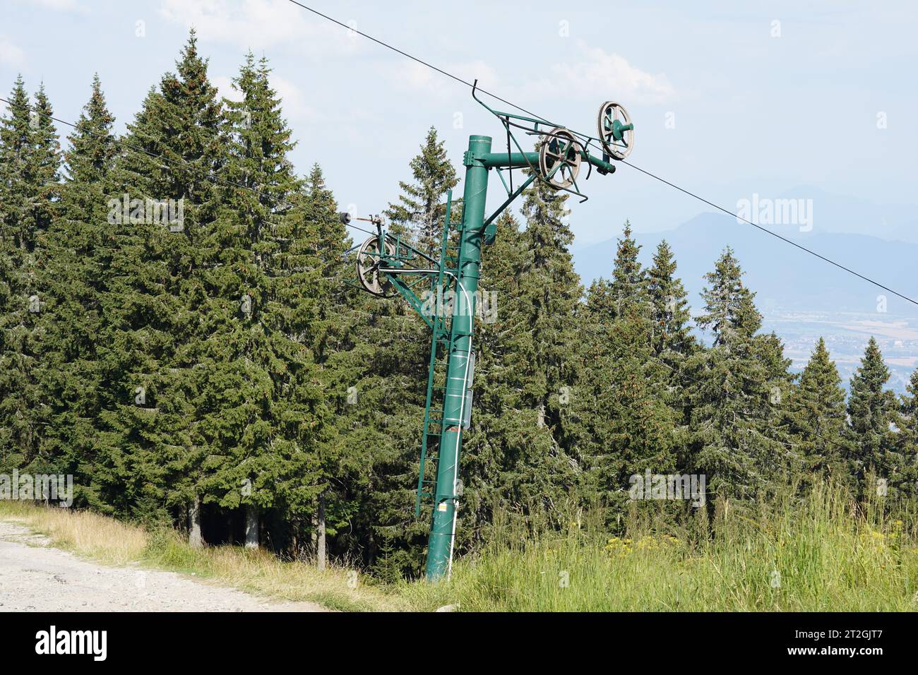 Tour de remontée mécanique ou pilier de couleur verte hors service pendant l'été dans Little Fatra en Slovaquie de près. Banque D'Images