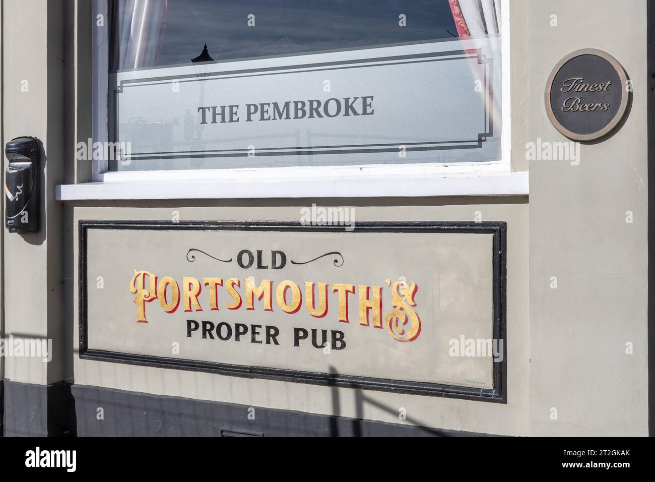 The Pembroke Pub, panneau indiquant Old Portsmouth's Proper Pub, Portsmouth, Hampshire, Angleterre, Royaume-Uni Banque D'Images