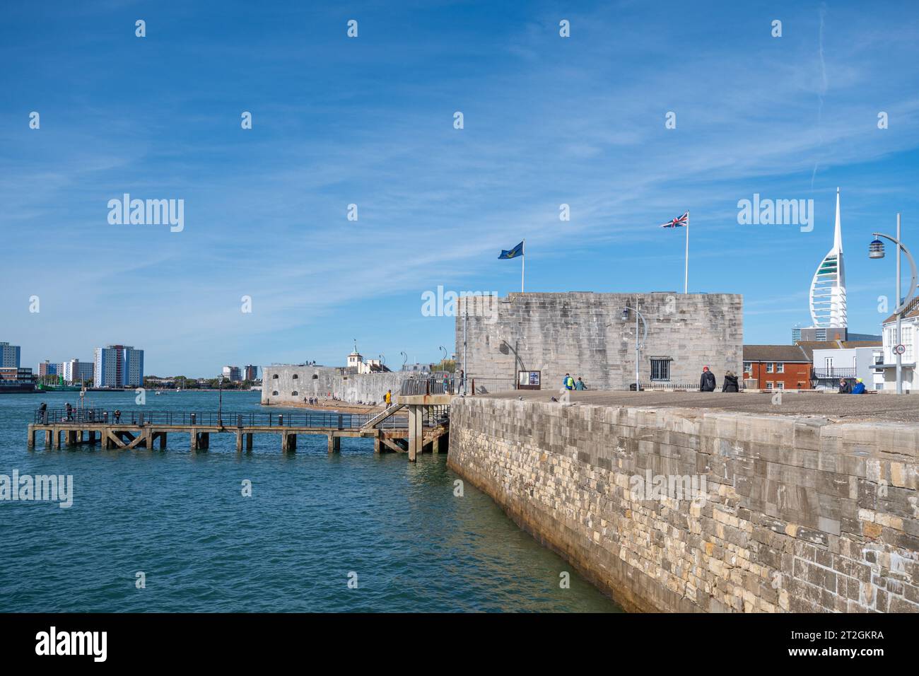 Fortifications historiques Old Portsmouth le long du front de mer, avec la tour carrée, le mur de mer et la tour ronde, Hampshire, Angleterre, Royaume-Uni Banque D'Images
