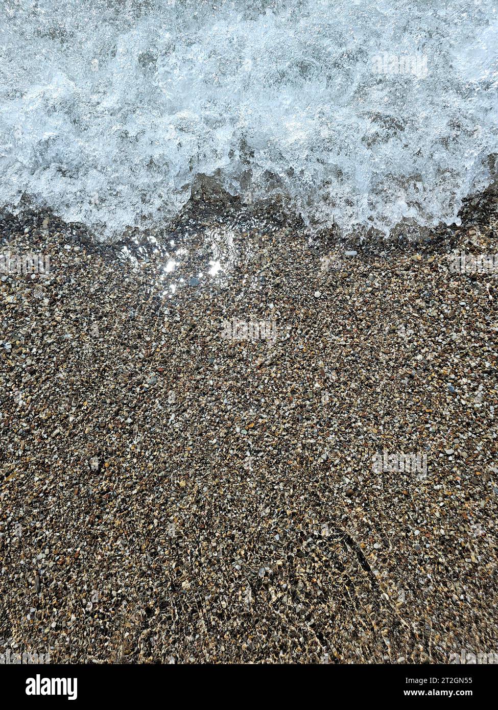 Vagues rouleaux se brisant sur le rivage de la plage Banque de ...