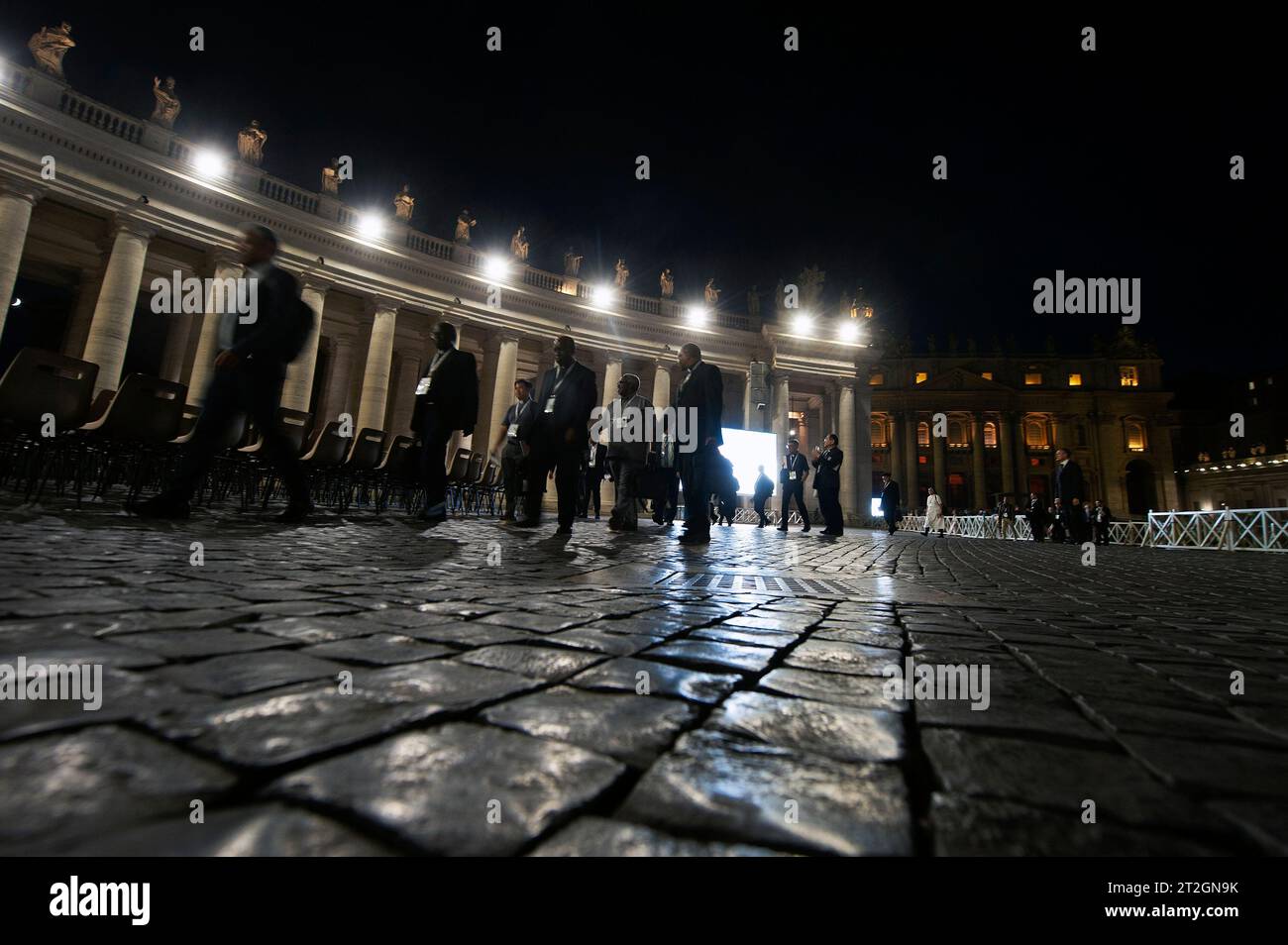 Vatican, Vatican. 19 octobre 2023. Italie, Rome, Vatican, 2023/10/19 le pape François mène une prière pour les migrants et les réfugiés, dans le cadre de la 16e assemblée générale du synode des évêques, devant le complexe sculptural en bronze de Timothy Schmalz 'Anges unawares' et la Croix de San Damiano, à gauche, un grand rood roman devant lequel Saint François d'Assise priait quand on dit qu'il a reçu la commande du Seigneur pour reconstruire l'Église, à Saint La place Pierre au Vatican Photographie par ALESSIA GIULIANI /Catholic Press photo Credit : Independent photo Agency/Alamy Live News Banque D'Images