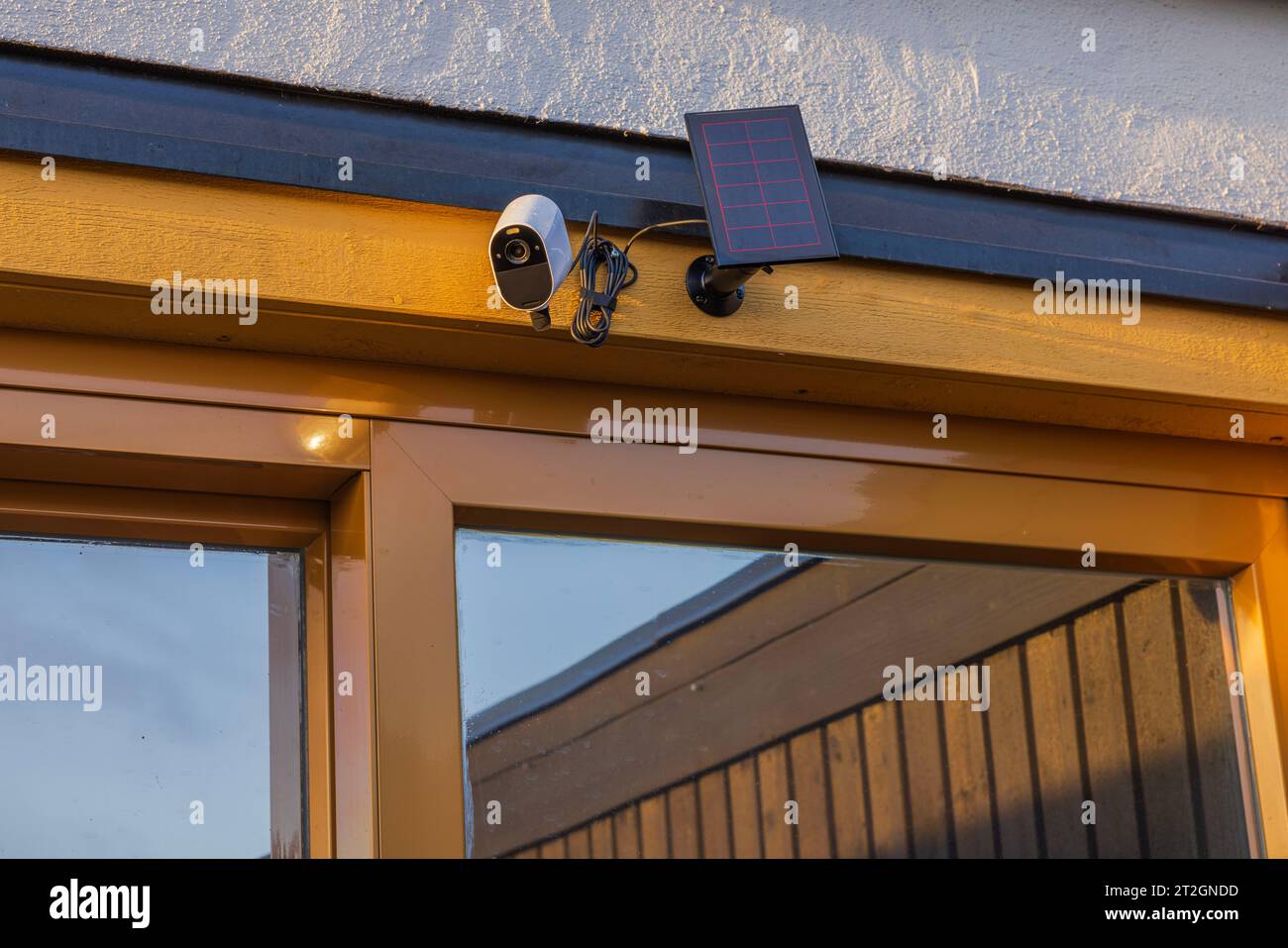 Vue de la caméra de sécurité extérieure high-tech équipée d'un panneau solaire monté sur la façade de la maison. Suède. Banque D'Images