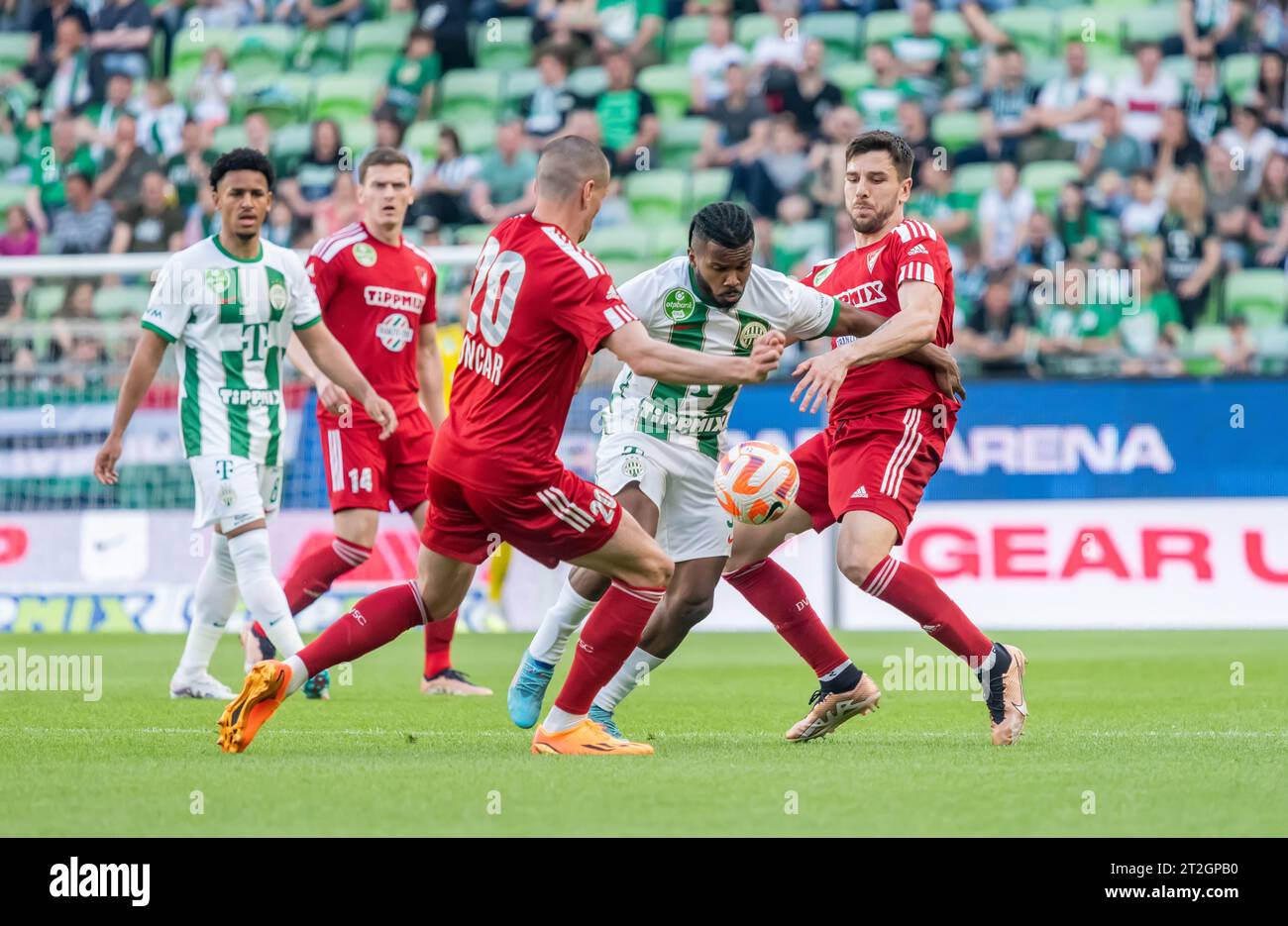 Budapest, Hongrie – 20 mai 2023. L'attaquant de Ferencvaros Marquinhos et les joueurs de Debrecen Stefan Loncar et Meldin Dreskovic lors de l'OTP Bank Lea hongroise Banque D'Images