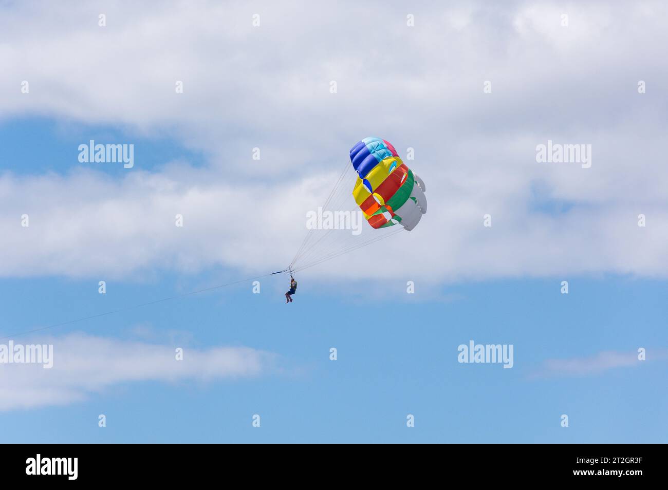 Homme parapente au large de Playa Grande, Puerto del Carmen, Lanzarote, îles Canaries, Royaume d'Espagne Banque D'Images