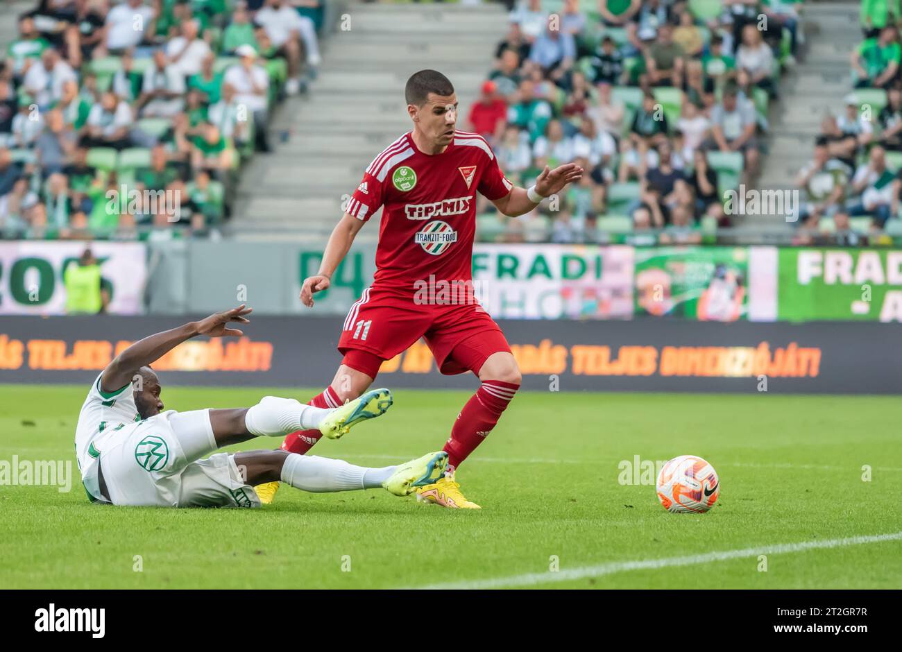 Budapest, Hongrie – 20 mai 2023. L'attaquant de Ferencvaros Owusu Kwabena et le milieu de terrain de Debrecen Janos Ferenczi lors de la semaine de jeu 3 de la Ligue bancaire hongroise OTP Banque D'Images