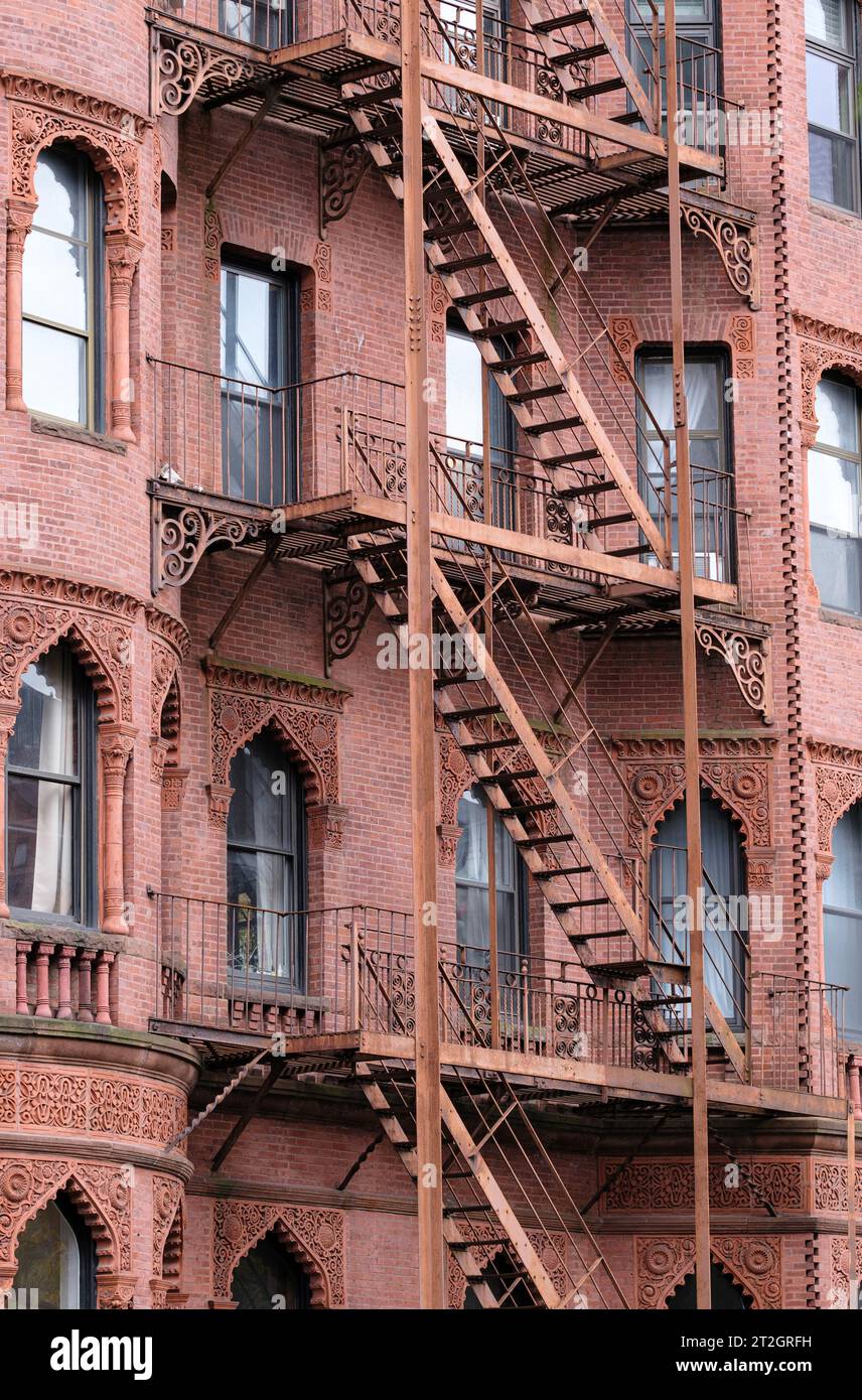 Détail des évasions d'incendie dans Un immeuble traditionnel (rouge) Brownstone à Boston Banque D'Images