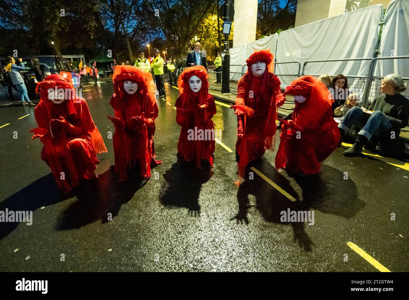 Londres, Royaume-Uni. 19 octobre 2023. Les Red Rebels rejoignent les militants de Fossil Free London lors d'une manifestation climatique « Oil Money Out » devant l'Intercontinental Hotel Park Lane pour réclamer des changements dans l'industrie des combustibles fossiles. Un Forum sur le renseignement énergétique de trois jours (anciennement la Conférence sur le pétrole et l'argent) se tient actuellement à l'Intercontinental Hotel Park Lane, devant lequel des manifestations ont lieu cette semaine. Crédit : Stephen Chung / Alamy Live News Banque D'Images