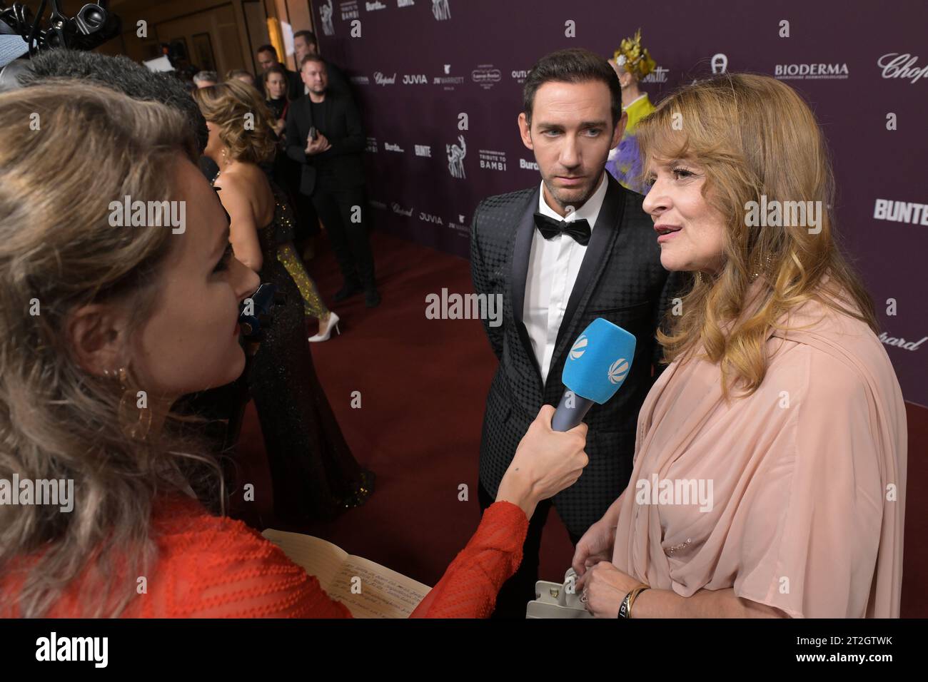 Berlin, Allemagne. 19 octobre 2023. L'actrice Nastassja Kinski donne une interview à l'événement caritatif 'hommage à Bambi. De nombreuses célébrités des médias, de la culture, des affaires et de la politique se sont réunies jeudi soir pour un gala de collecte de fonds à Berlin. L'événement caritatif annuel - une initiative Hubert Burda Media - recueille des fonds pour les enfants et les jeunes dans le besoin. Crédit : Michael Bahlo/dpa/Alamy Live News Banque D'Images