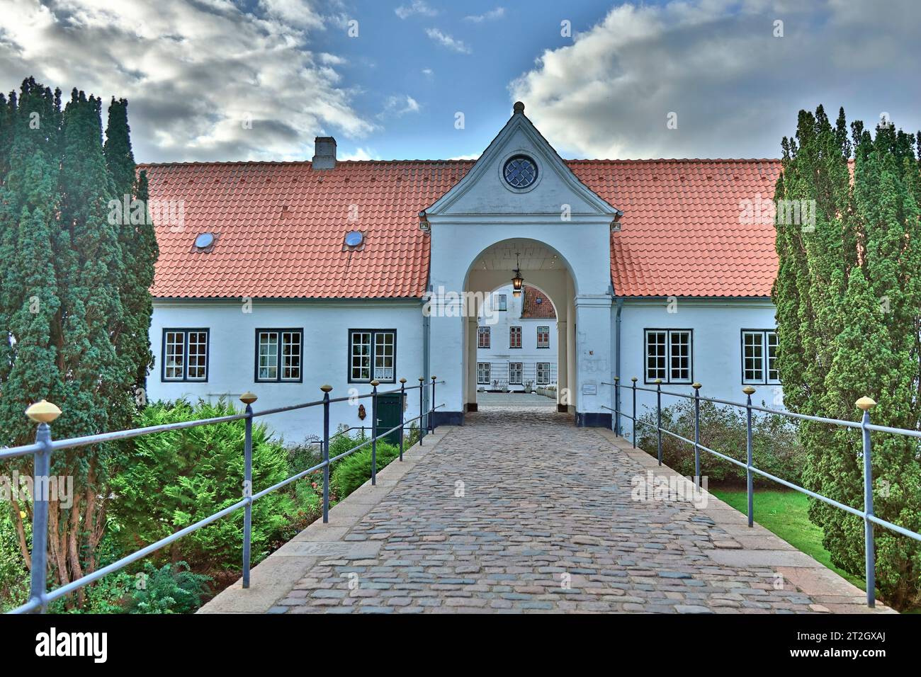 Schloss Glücksburg est une œuvre importante de l'architecture Renaissance.ici, vous pouvez voir l'allée sur un pont. Banque D'Images