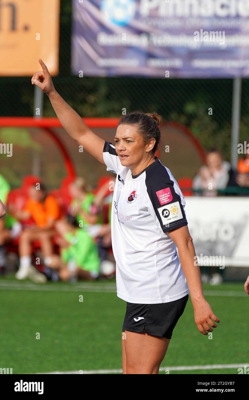 NIA Jones (Wales football, Wales netball) fait ses débuts pour Pontypridd United WFC Banque D'Images