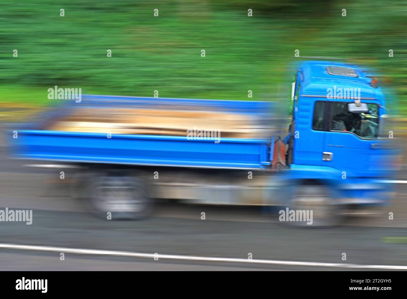 Nutzfahrzeuge in der Stadt BEARBEITET : Ein Baustellenfahrzeug befährt eilig eine Straße auf dem Weg zum Zielort um Erdbewegung auszuführen. *** Véhicules commerciaux dans la ville TRAVAILLANT Un véhicule de chantier parcourt précipitamment une route sur son chemin vers sa destination pour effectuer des travaux de terrassement crédit : Imago / Alamy Live News Banque D'Images Nutzfahrzeuge in der Stadt BEARBEITET : Ein Baustellenfahrzeug befährt eilig eine Straße auf dem Weg zum Zielort um Erdbewegung auszuführen. *** Véhicules commerciaux dans la ville TRAVAILLANT Un véhicule de chantier parcourt précipitamment une route sur son chemin vers sa destination pour effectuer des travaux de terrassement crédit : Imago / Alamy Live News Banque D'Images