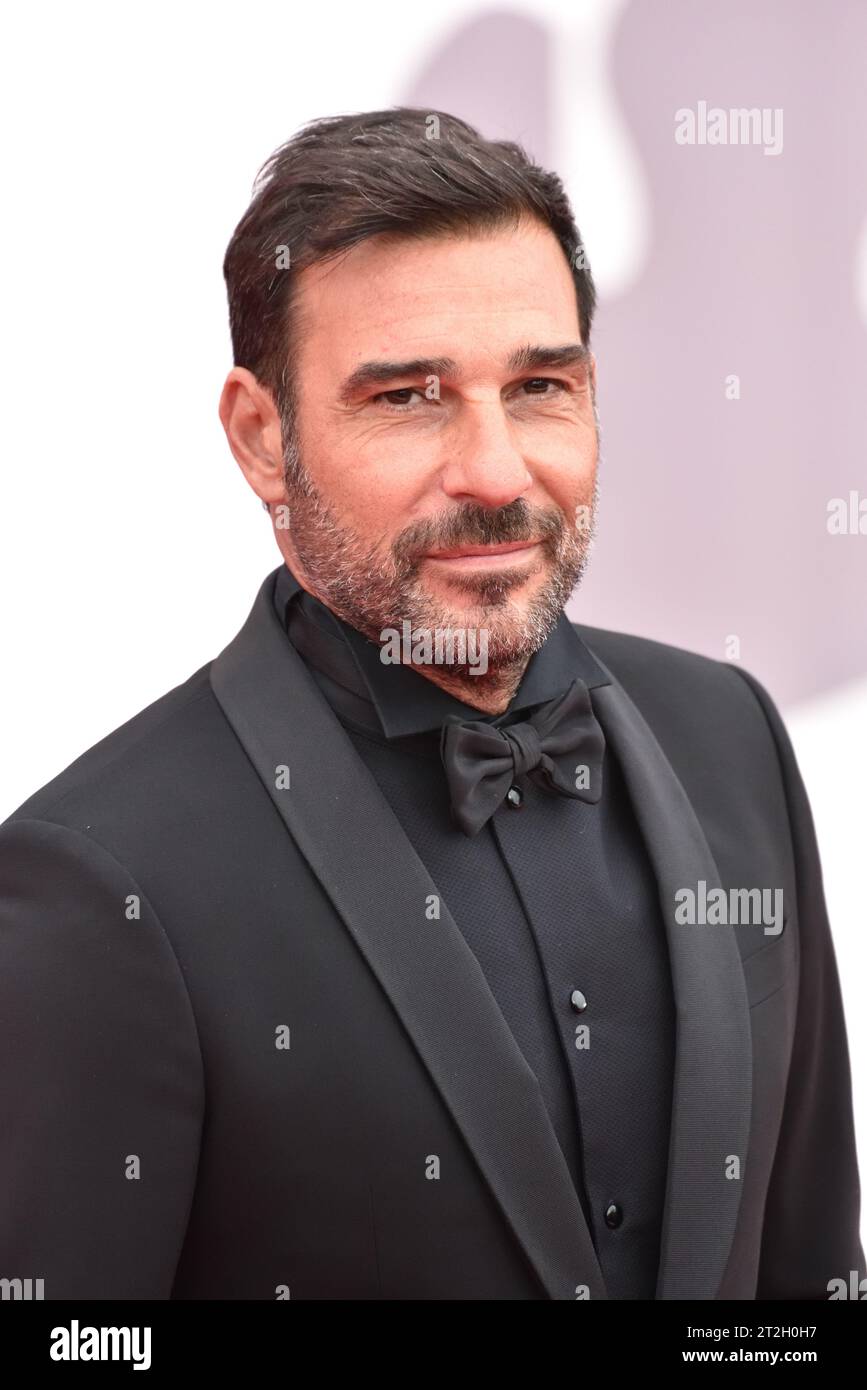 EDOARDO LEO SUL TAPIS ROUGE DEL FILM L'ORDINE DEL TEMPO DI LILIANA CAVANI AL FESTIVAL DEL CINEMA DI VENEZIA 80 Banque D'Images