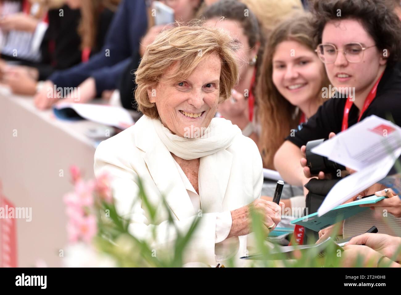 LILIANA CAVANI LEONE D'ORO ALLA CARRIERA SUL TAPIS ROUGE DEL FESTIVAL DEL CINEMA DI VENEZIA 80 FIRMA AUTOGRAFI AI FAN Banque D'Images