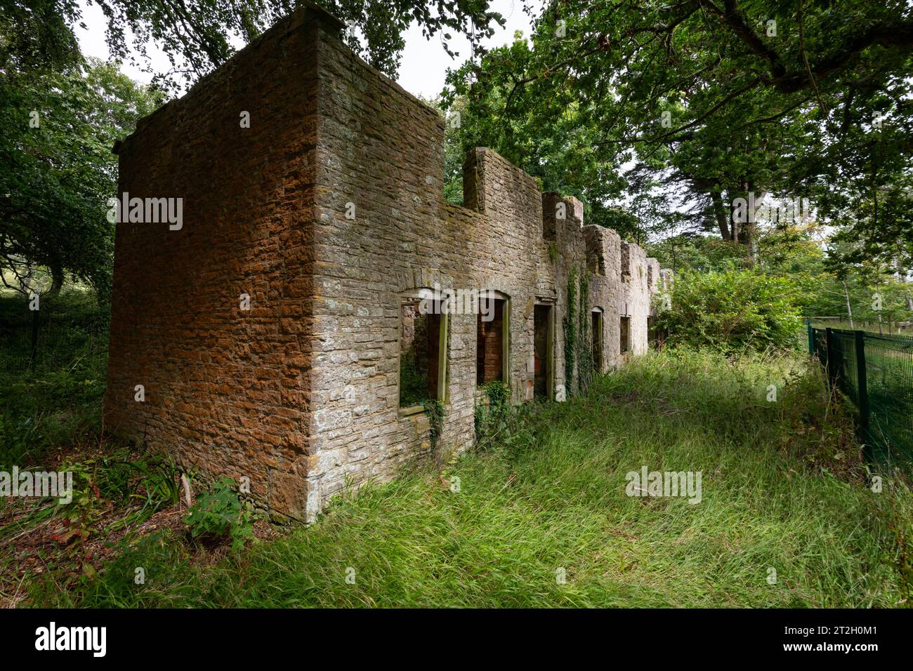 Photo d'un bâtiment abandonné dans le village de Tyneham dans le Dorset Banque D'Images