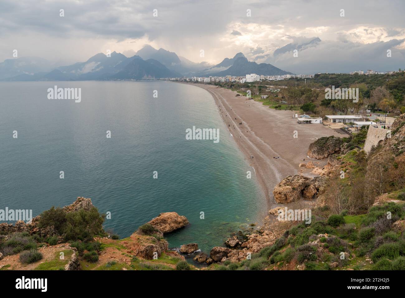 Konyaalti Beach à Antalya, Turquie. La plage est située sur le côté ouest de la ville et s'étend sur 13 km principalement composé de galets fins, b Banque D'Images