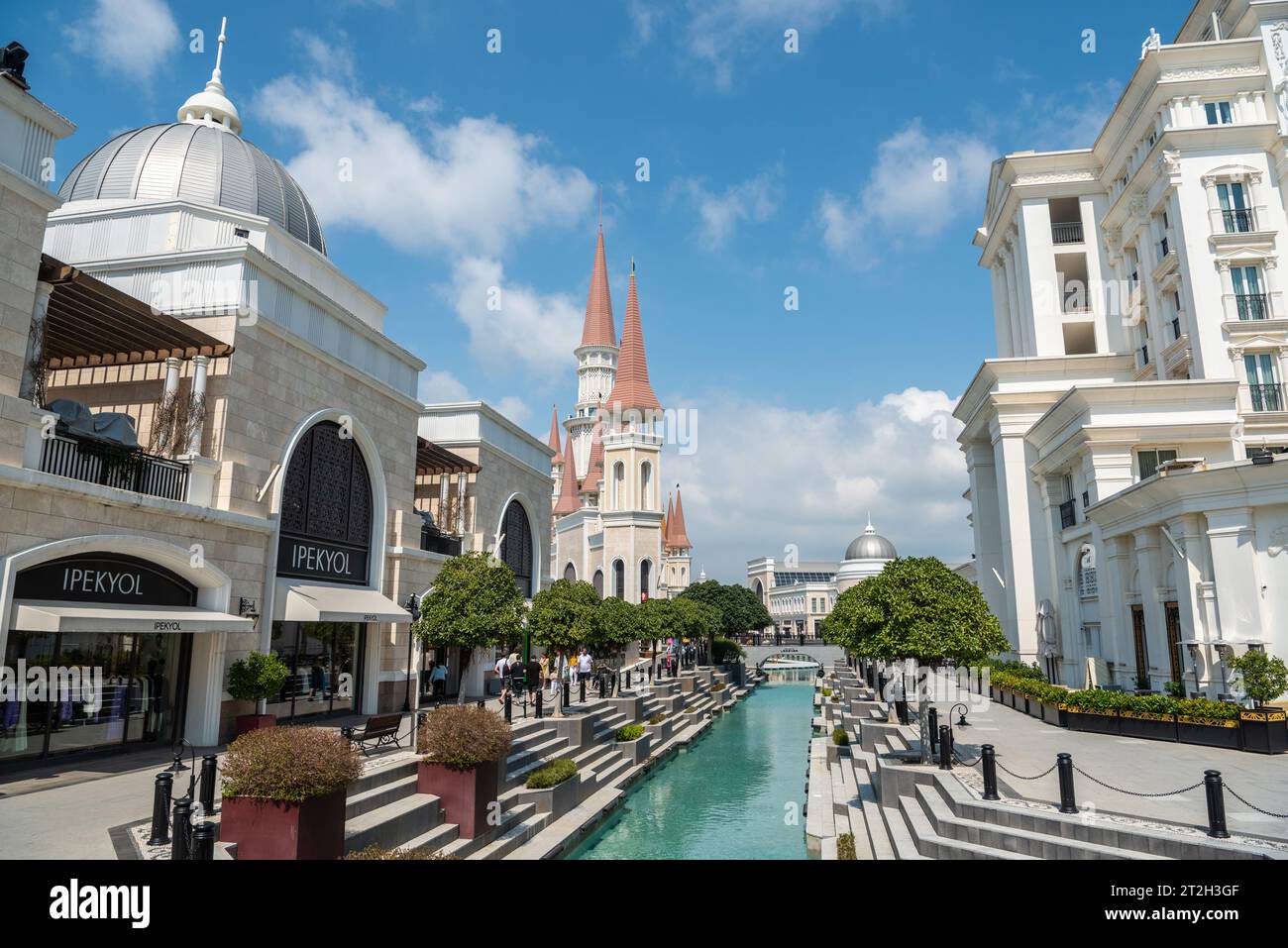 Belek, Antalya, Turquie - 27 mars 2023. Shopping Avenue au parc à thème Land of Legends à Belek, Turquie. Vue vers le bâtiment du Château, avec SH Banque D'Images