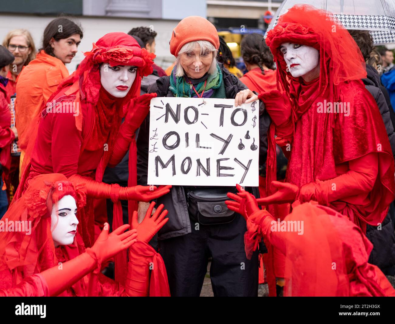 Red Rebel Brigade tient une pancarte « non à l'argent huileux », extinction Rebellion Marble Arch à Intercontinental London, Energy Intelligence Forum 2023. Banque D'Images