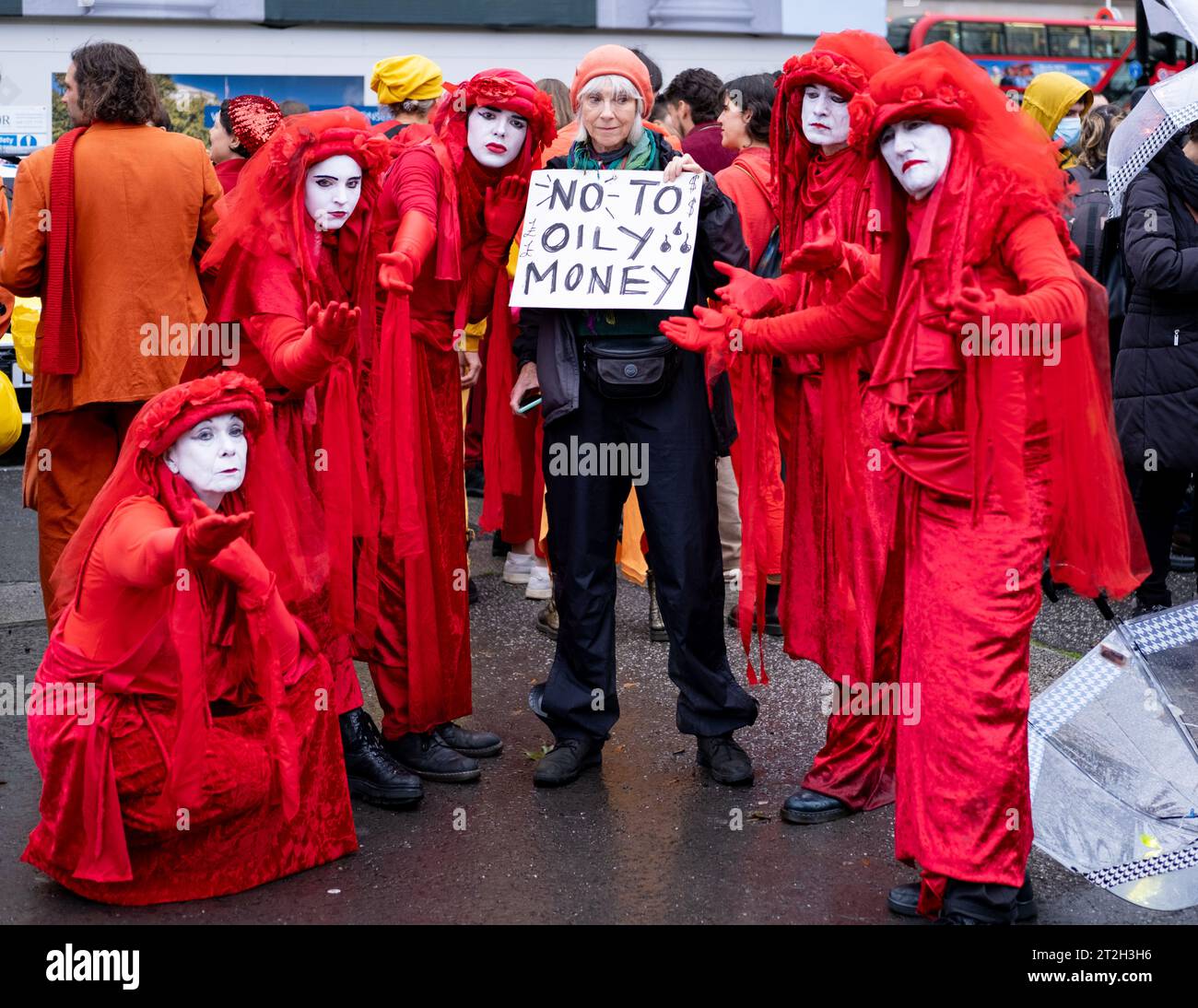 Red Rebel Brigade tient une pancarte « non à l'argent huileux », extinction Rebellion Marble Arch à Intercontinental London, Energy Intelligence Forum 2023. Banque D'Images