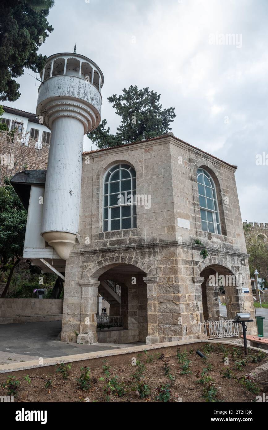 Antalya, Turquie - 28 mars 2023. Iskele Camii mosquée dans le quartier historique Kaleici d'Antalya, Turquie. La mosquée date de 1905. Banque D'Images