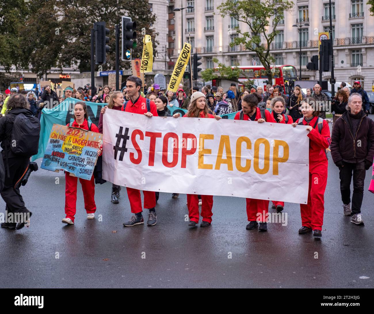 Extinction Rebellion et Fossil Free London activistes défilent à travers Londres avec la bannière 'StopEACOP', octobre 2023. Banque D'Images