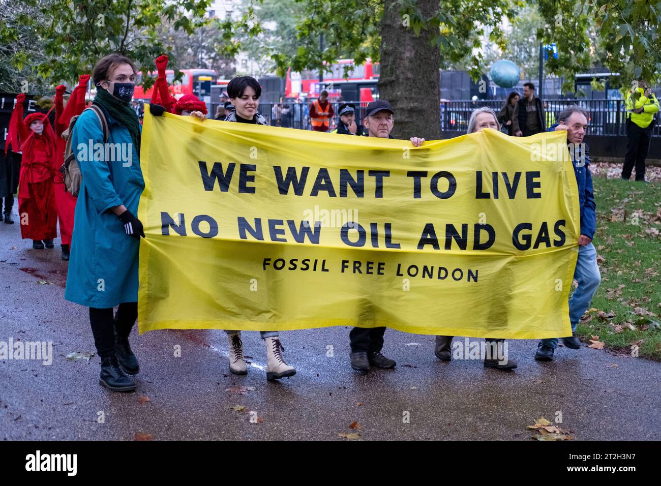 Les militants de Fossil Free London marchent de Marble Arch à l'hôtel Intercontinental London avec une grande bannière de protestation "pas de nouveau pétrole et gaz". Octobre 23. Banque D'Images