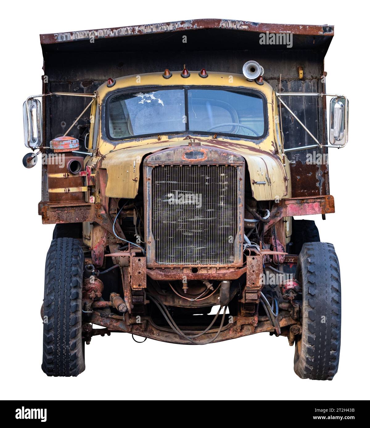 Vue de face d'Un vieux camion à benne basculante rouillée, isolé sur Un fond blanc Banque D'Images