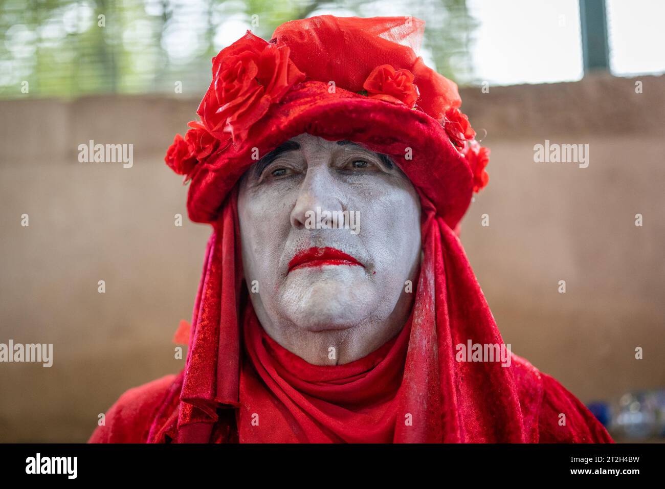 Londres, Royaume-Uni. 19 octobre 2023. Les rebelles rouges se joignent aux militants pour le climat lors d'une manifestation ''˜huileux Money Out' avant de marcher de Marble Arch à l'Intercontinental Hotel Park Lane pour réclamer des changements dans l'industrie des combustibles fossiles. Un Forum sur le renseignement énergétique de trois jours (anciennement la Conférence sur le pétrole et l'argent) se tient actuellement à l'Intercontinental Hotel Park Lane, devant lequel des manifestations ont eu lieu cette semaine. (Image de crédit : © Velar Grant/ZUMA Press Wire) USAGE ÉDITORIAL SEULEMENT! Non destiné à UN USAGE commercial ! Banque D'Images