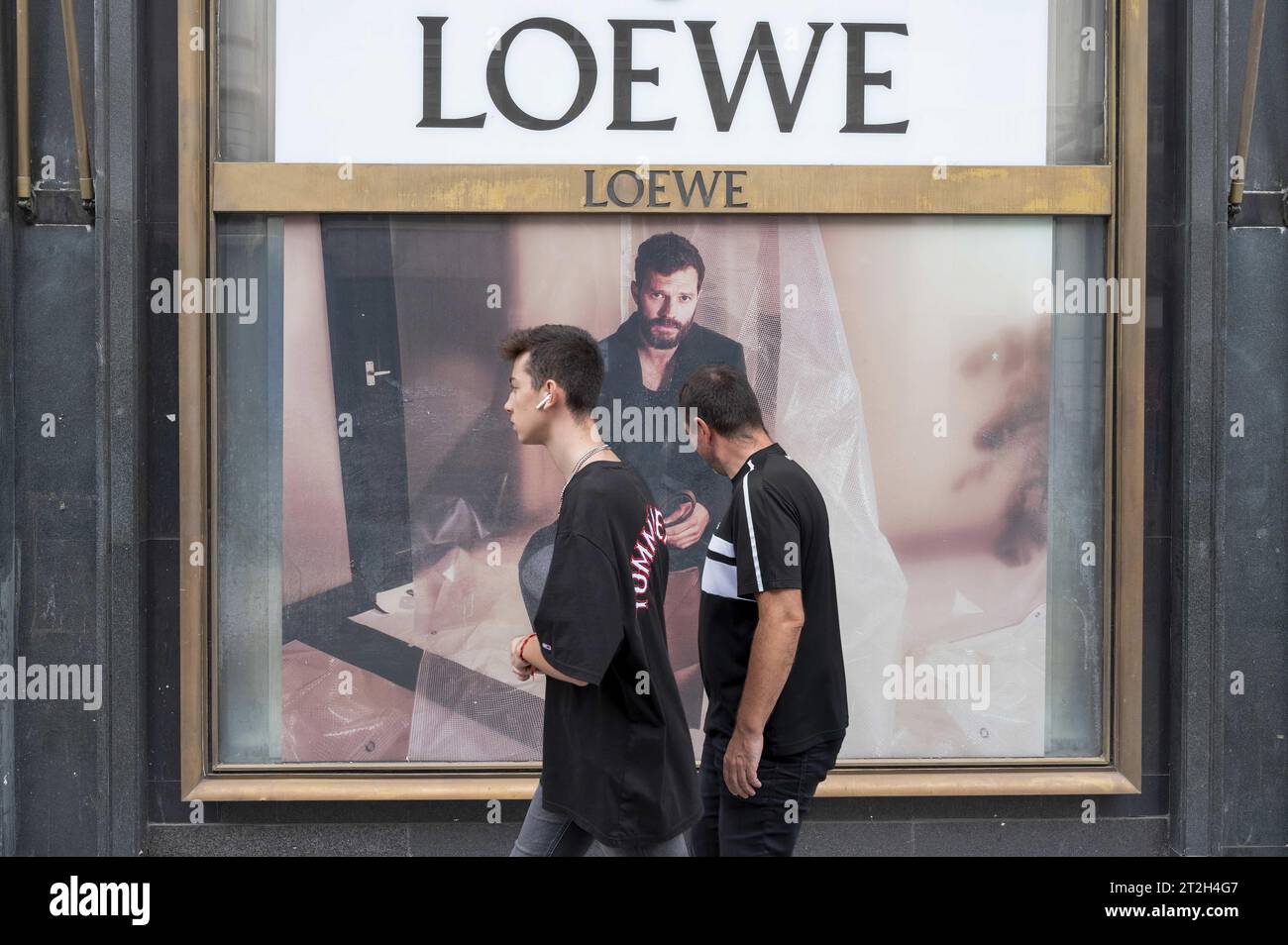 Madrid, Espagne. 16 septembre 2023. Les piétons passent devant le magasin Loewe de la marque espagnole de vêtements et accessoires de luxe en Espagne. (Image de crédit : © Xavi Lopez/SOPA Images via ZUMA Press Wire) USAGE ÉDITORIAL SEULEMENT! Non destiné à UN USAGE commercial ! Banque D'Images