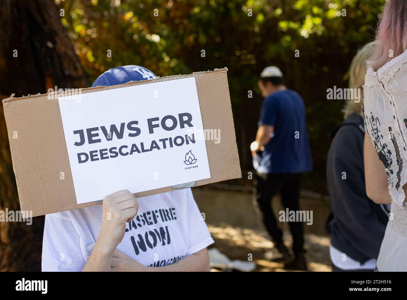 B?RENTWOOD, CALIFORNIE - OCTOBRE 19 : les activistes juifs progressistes pour les droits des Palestiniens, se réunissent devant la vice-présidente Kamala Harris? House, appelant à un cessez-le-feu immédiat à Gaza le 19 octobre 2023 à ?Brentwood, Californie. Le 7 octobre, le groupe militant palestinien Hamas a lancé une attaque surprise contre Israël depuis Gaza par terre, mer et air, tuant plus de 1 300 personnes et en blessant environ 2 800. Des soldats et des civils israéliens ont également été pris en otage par le Hamas et emmenés à Gaza. L'attaque a provoqué une déclaration de guerre par le Premier ministre israélien Benjamin Netanyahu et l'anno Banque D'Images