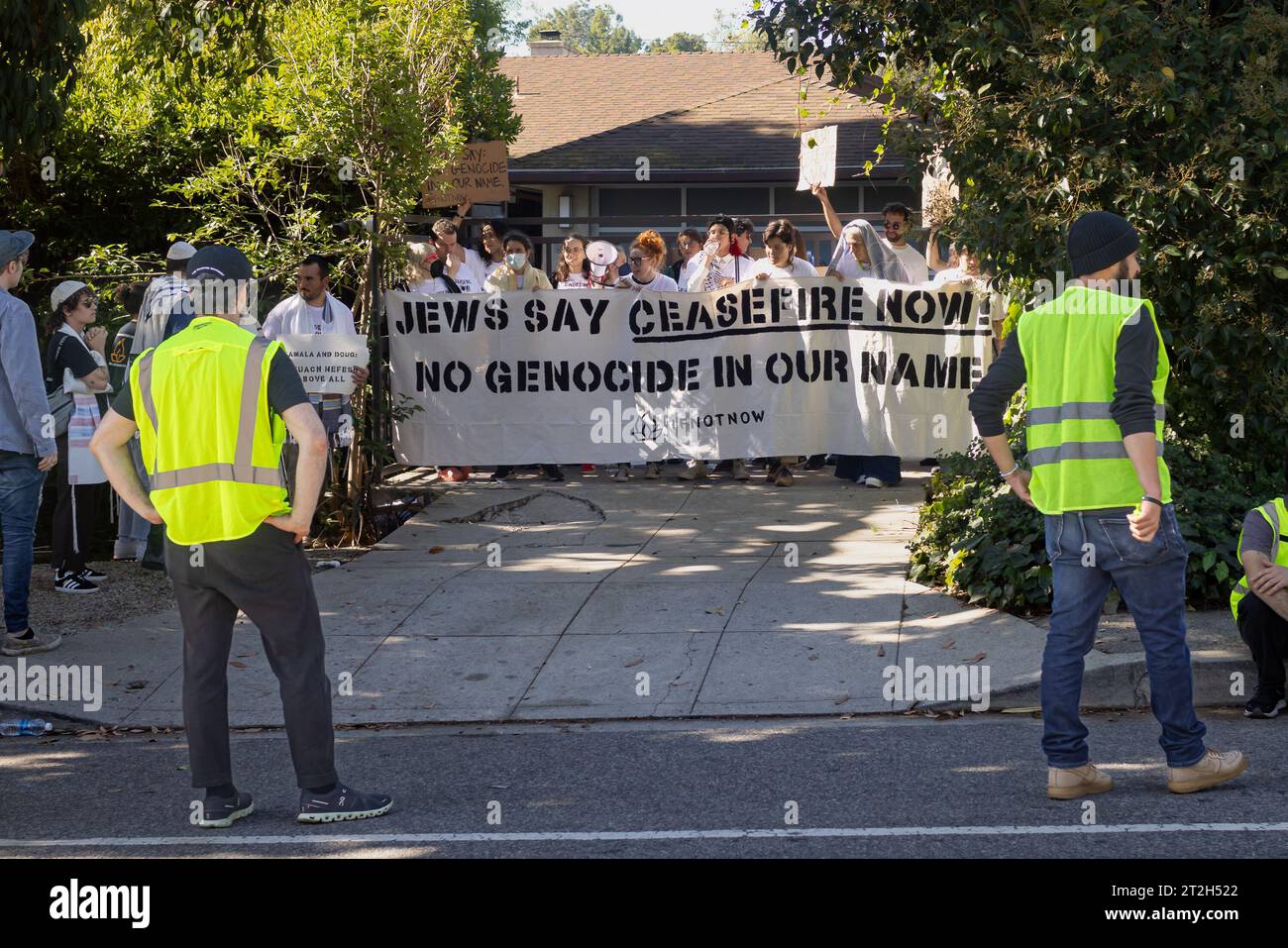 B?RENTWOOD, CALIFORNIE - OCTOBRE 19 : les activistes juifs progressistes pour les droits des Palestiniens, se réunissent devant la vice-présidente Kamala Harris? House, appelant à un cessez-le-feu immédiat à Gaza le 19 octobre 2023 à ?Brentwood, Californie. Le 7 octobre, le groupe militant palestinien Hamas a lancé une attaque surprise contre Israël depuis Gaza par terre, mer et air, tuant plus de 1 300 personnes et en blessant environ 2 800. Des soldats et des civils israéliens ont également été pris en otage par le Hamas et emmenés à Gaza. L'attaque a provoqué une déclaration de guerre par le Premier ministre israélien Benjamin Netanyahu et l'anno Banque D'Images