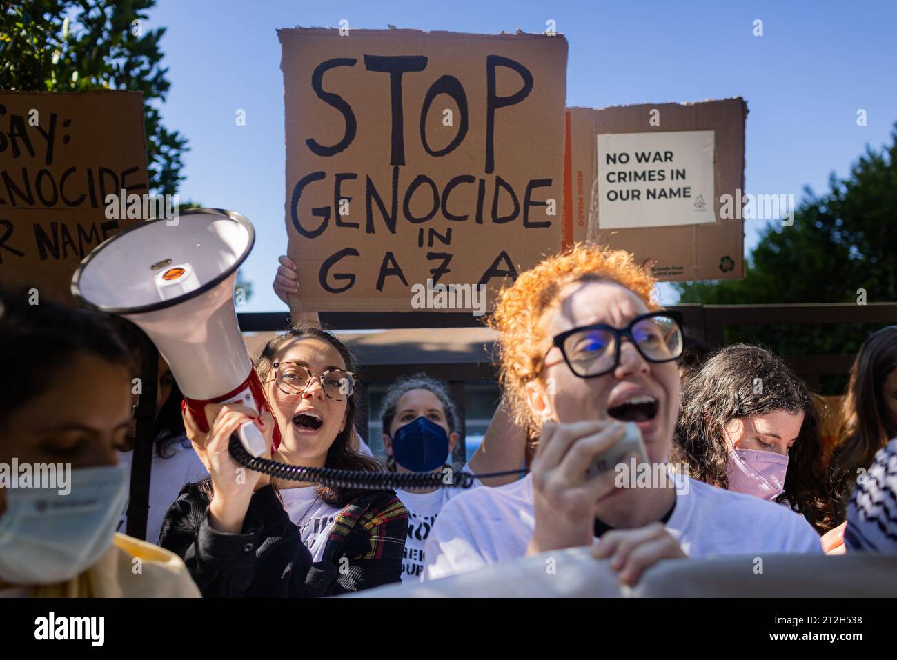 B?RENTWOOD, CALIFORNIE - OCTOBRE 19 : les activistes juifs progressistes pour les droits des Palestiniens, se réunissent devant la vice-présidente Kamala Harris? House, appelant à un cessez-le-feu immédiat à Gaza le 19 octobre 2023 à ?Brentwood, Californie. Le 7 octobre, le groupe militant palestinien Hamas a lancé une attaque surprise contre Israël depuis Gaza par terre, mer et air, tuant plus de 1 300 personnes et en blessant environ 2 800. Des soldats et des civils israéliens ont également été pris en otage par le Hamas et emmenés à Gaza. L'attaque a provoqué une déclaration de guerre par le Premier ministre israélien Benjamin Netanyahu et l'anno Banque D'Images