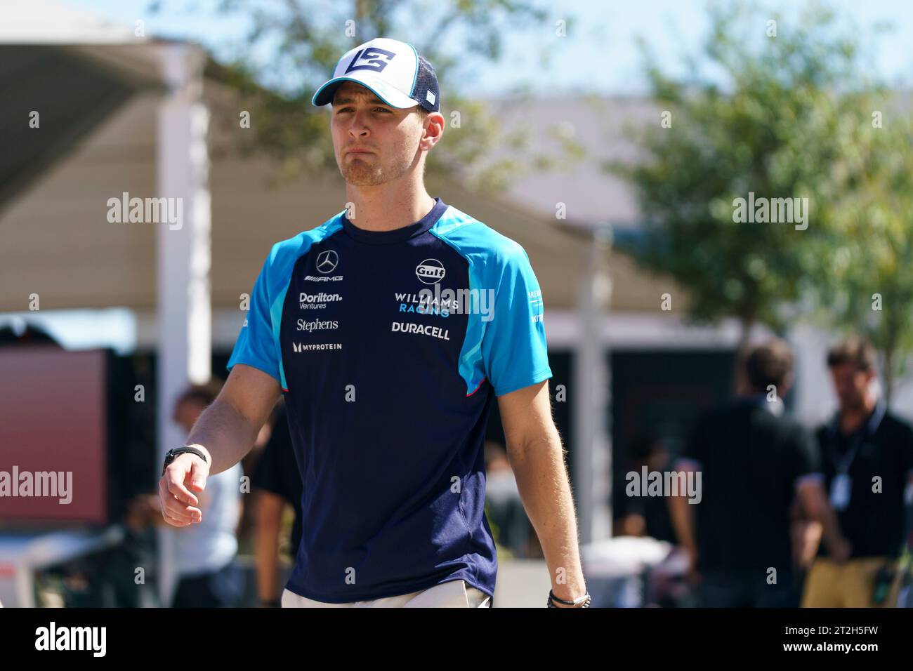 Austin, États-Unis. 19 octobre 2023. Le pilote américain de Formule 1 Logan Sargeant de Williams Racing arrive pour une conférence de presse avant le Grand Prix de Formule 1 des États-Unis sur le circuit des Amériques à Austin, Texas, le 19 octobre 2023. Photo de Greg Nash/UPI crédit : UPI/Alamy Live News Banque D'Images