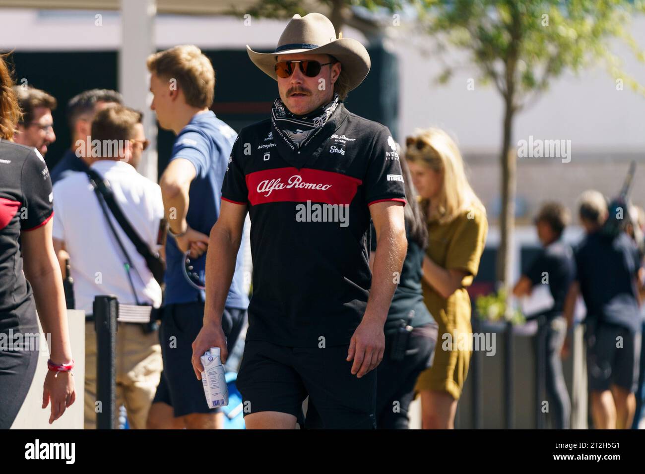Austin, États-Unis. 19 octobre 2023. Le pilote finlandais de Formule 1 Valtteri Bottas de Alfa Romeo F1 Team Stake arrive pour une conférence de presse avant le Grand Prix de Formule 1 des États-Unis sur le circuit des Amériques à Austin, Texas, le 19 octobre 2023. Photo de Greg Nash/UPI crédit : UPI/Alamy Live News Banque D'Images