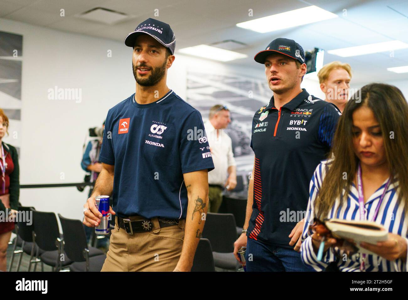 Austin, États-Unis. 19 octobre 2023. Le pilote australien de Formule 1 Daniel Ricciardo de la Scuderia AlphaTauri et le pilote néerlandais de Formule 1 Max Verstappen de Red Bull Racing quittent une conférence de presse avant le Grand Prix de Formule 1 des États-Unis sur le circuit des Amériques à Austin, Texas, le 19 octobre 2023. Photo de Greg Nash/UPI crédit : UPI/Alamy Live News Banque D'Images