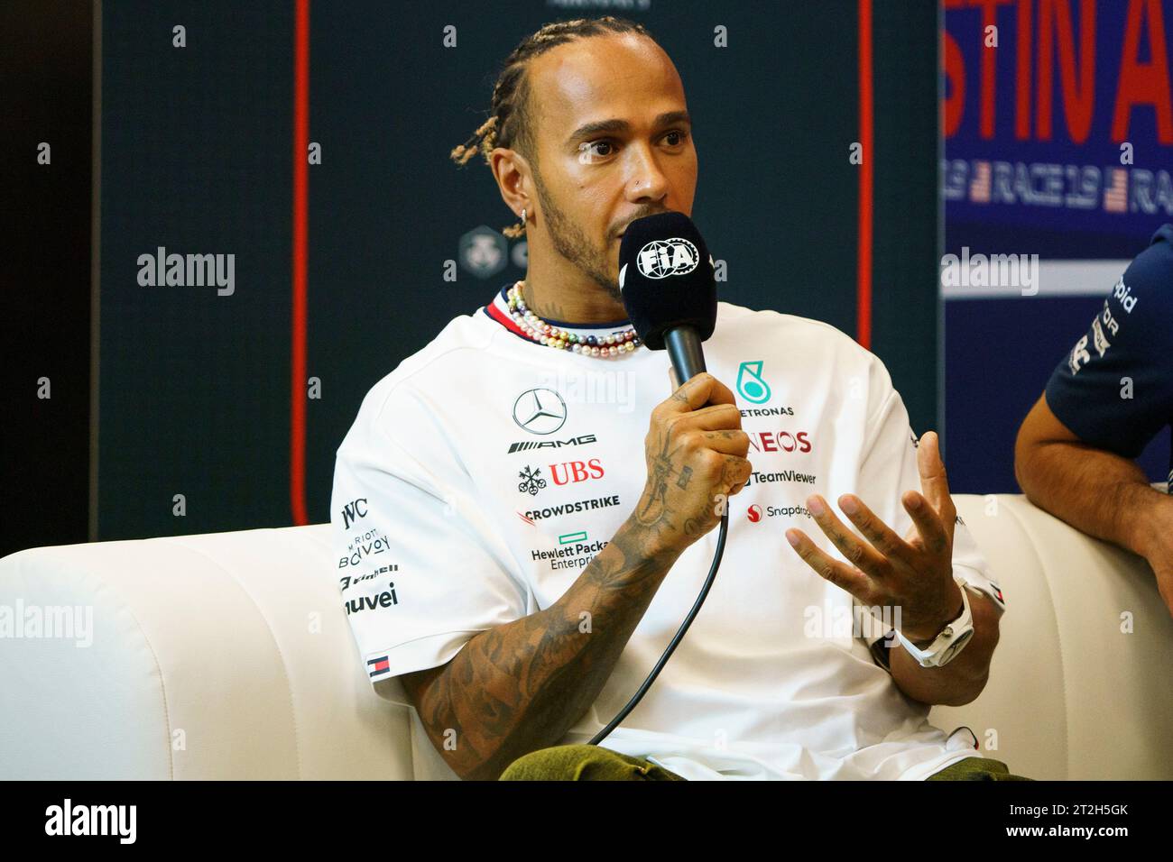 Austin, États-Unis. 19 octobre 2023. Lewis Hamilton, pilote britannique de Formule 1 de Mercedes-AMG Petronas, s'adresse aux journalistes lors d'une conférence de presse avant le Grand Prix de Formule 1 des États-Unis sur le circuit des Amériques à Austin, Texas, le 19 octobre 2023. Photo de Greg Nash/UPI crédit : UPI/Alamy Live News Banque D'Images