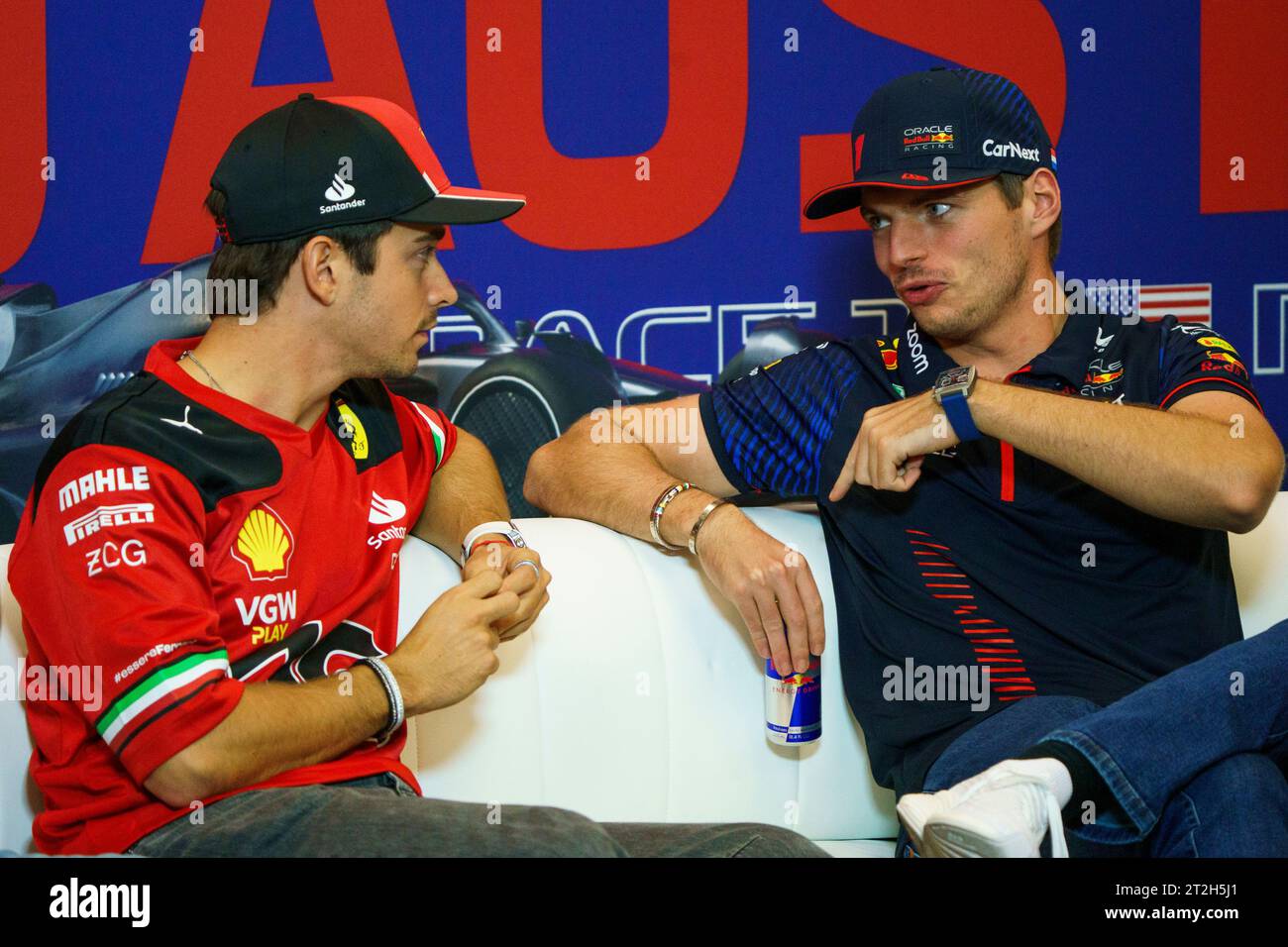 Austin, États-Unis. 19 octobre 2023. Charles Leclerc, pilote de Formule 1 de Monaco, de la Scuderia Ferrari, s'entretient avec Max Verstappen, pilote néerlandais de Formule 1 de Red Bull Racing, lors d'une conférence de presse avant le Grand Prix de Formule 1 des États-Unis sur le circuit des Amériques à Austin, Texas, le 19 octobre 2023. Photo de Greg Nash/UPI crédit : UPI/Alamy Live News Banque D'Images