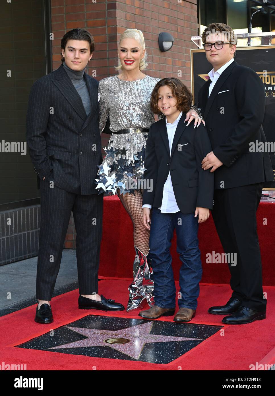Los Angeles, États-Unis. 19 octobre 2023. LOS ANGELES, CALIFORNIE. 19 octobre 2023 : Kingston Rossdale, Gwen Stefani, Apollo Rossdale et Zuma Rossdale sur Hollywood Boulevard où Gwen Stefani a été honorée d'une étoile sur le Hollywood Walk of Fame. Crédit photo : Paul Smith/Alamy Live News Banque D'Images