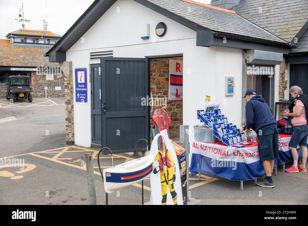 Bureau de la Royal National Lifeboat Association dans le parking de Padstow, dépliants et dépliants pour rechercher des dons et promouvoir le travail de sauvetage en mer du personnel Banque D'Images