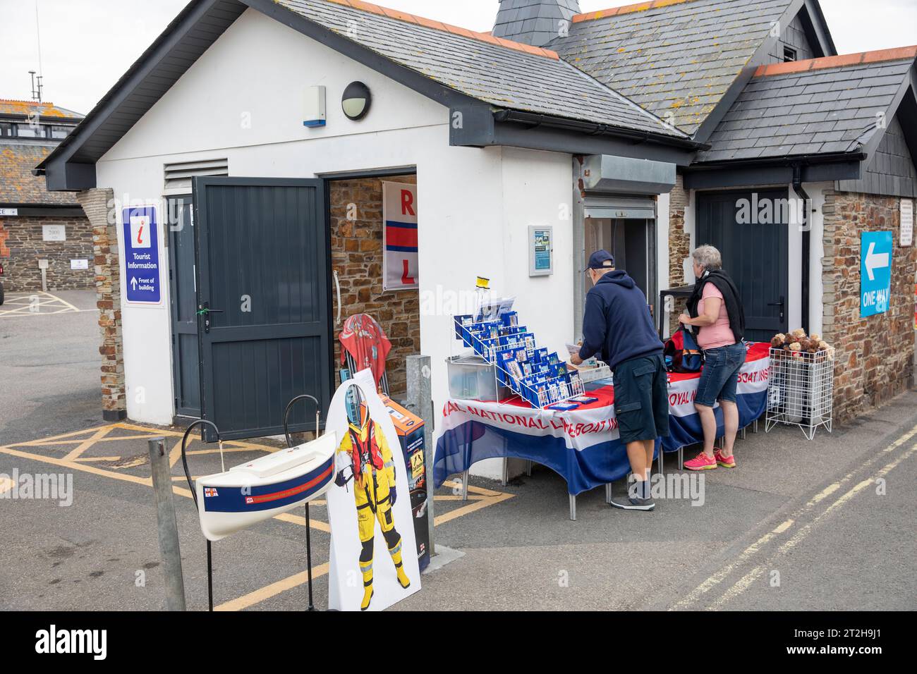 Bureau de la Royal National Lifeboat Association dans le parking de Padstow, dépliants et dépliants pour rechercher des dons et promouvoir le travail de sauvetage en mer du personnel Banque D'Images