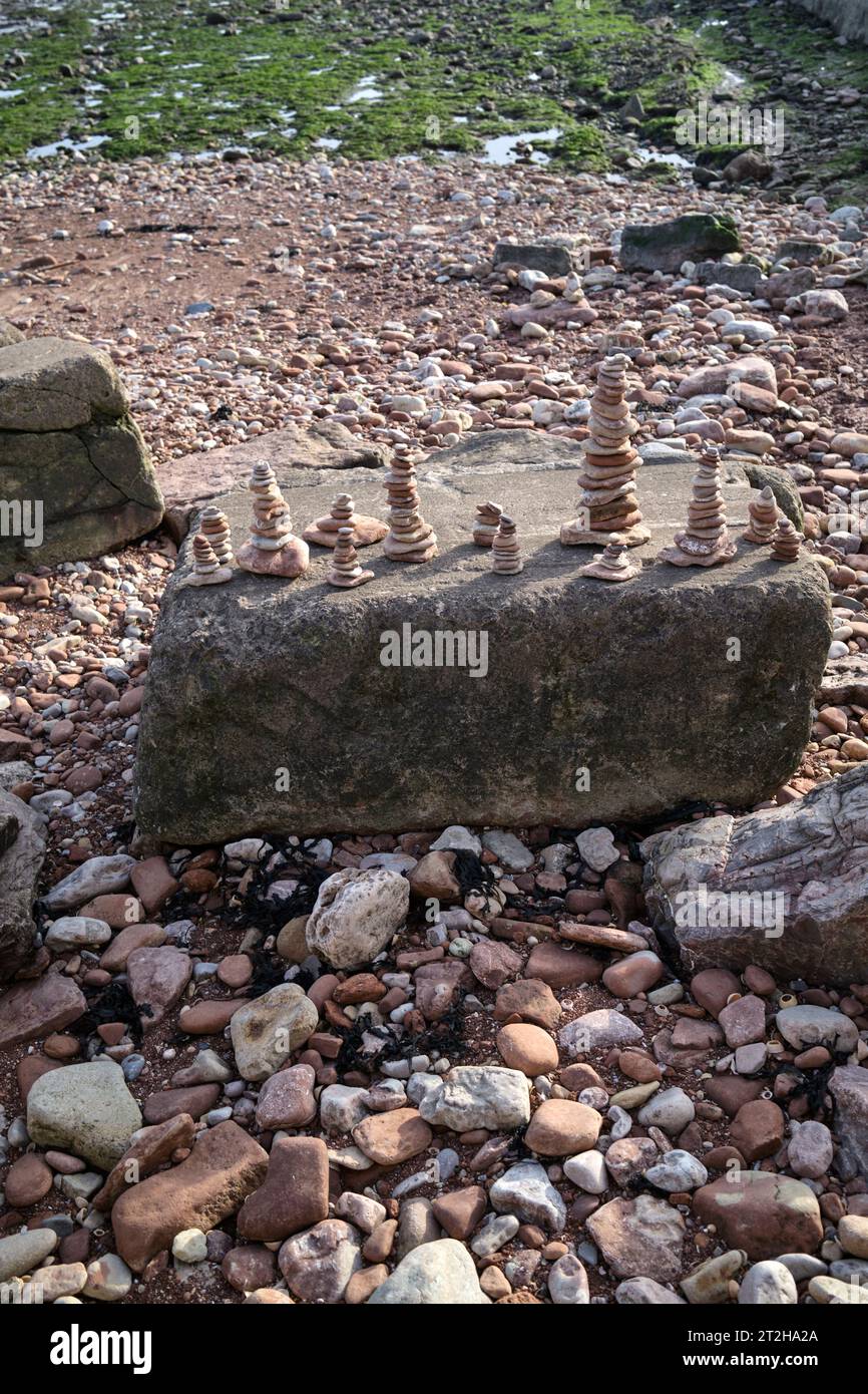 Stone Towers sur la plage estran à Swanbridge près de Penarth South Wales U Banque D'Images