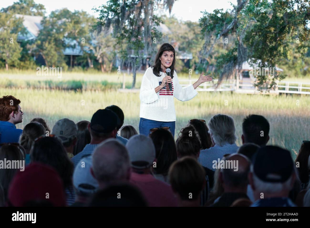 North Charleston, États-Unis. 08 septembre 2023. L'ancienne ambassadrice de l'ONU et candidate républicaine à la présidence Nikki Haley s'adresse à une foule lors d'un arrêt de campagne à Holy City Brewing, le 8 septembre 2023 à North Charleston, en Caroline du Sud. Haley l'ancien gouverneur de Caroline du Sud est un long coup pour la nomination derrière l'ancien président Donald Trump. Crédit : Richard Ellis/Richard Ellis/Alamy Live News Banque D'Images