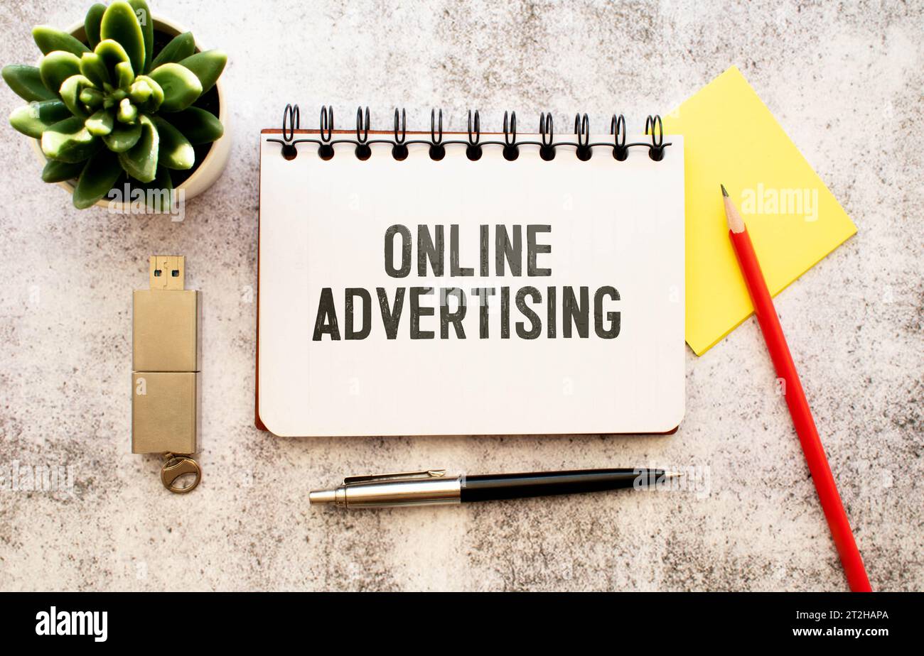 Texte publicitaire en ligne sur un dossier blanc sur fond gris Banque D'Images