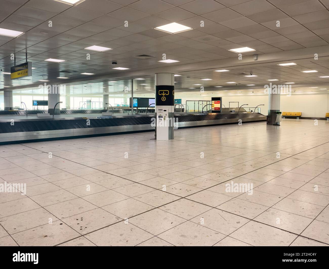 Gatwick, Surrey, Angleterre, Royaume-Uni. 02.10. 2023. Carrousels de bagages vides au terminal des arrivées de l'aéroport de Gatwick et aucun passager. Banque D'Images