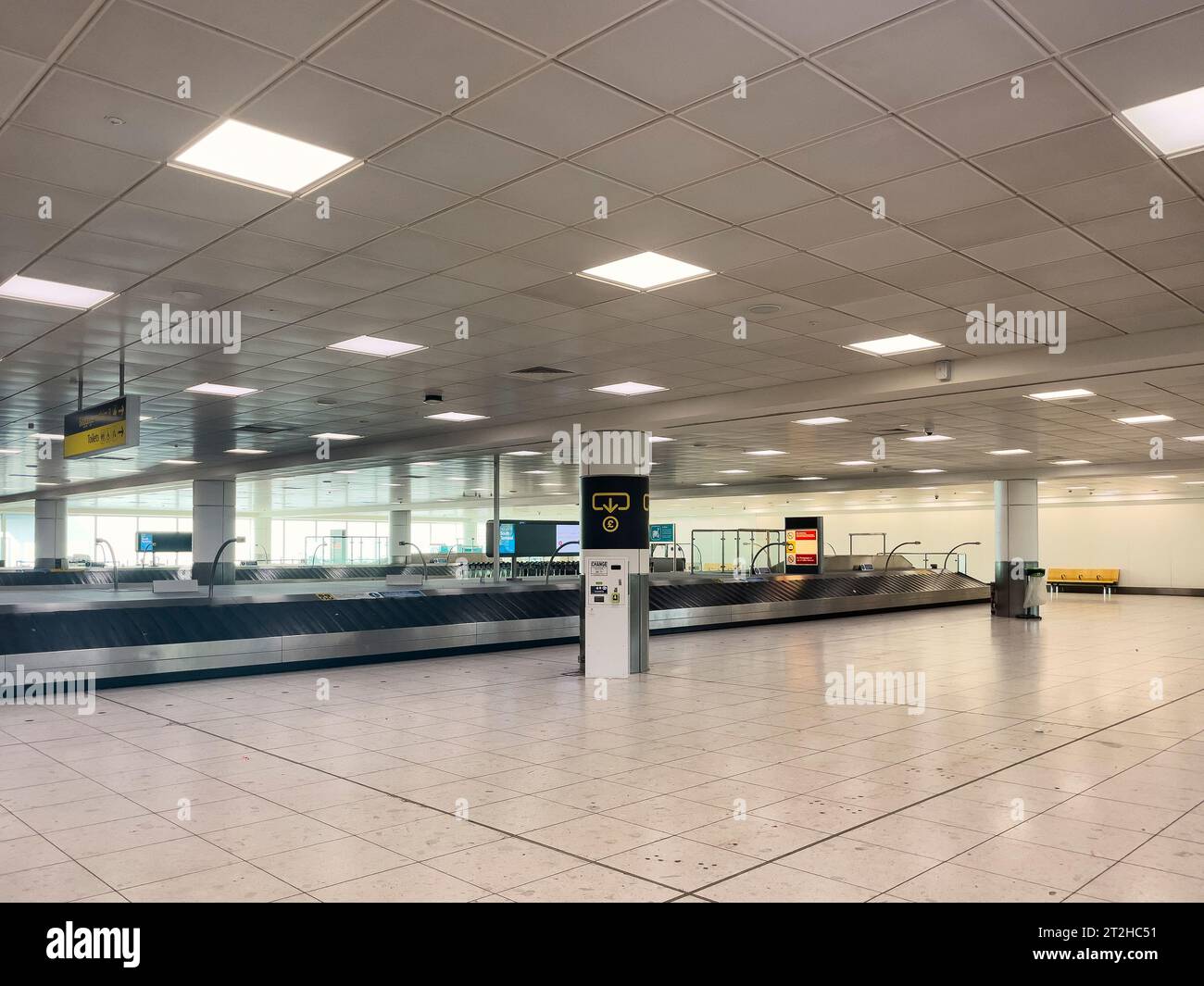 Gatwick, Surrey, Angleterre, Royaume-Uni. 02.10. 2023. Carrousels de bagages vides au terminal des arrivées de l'aéroport de Gatwick et aucun passager. Banque D'Images