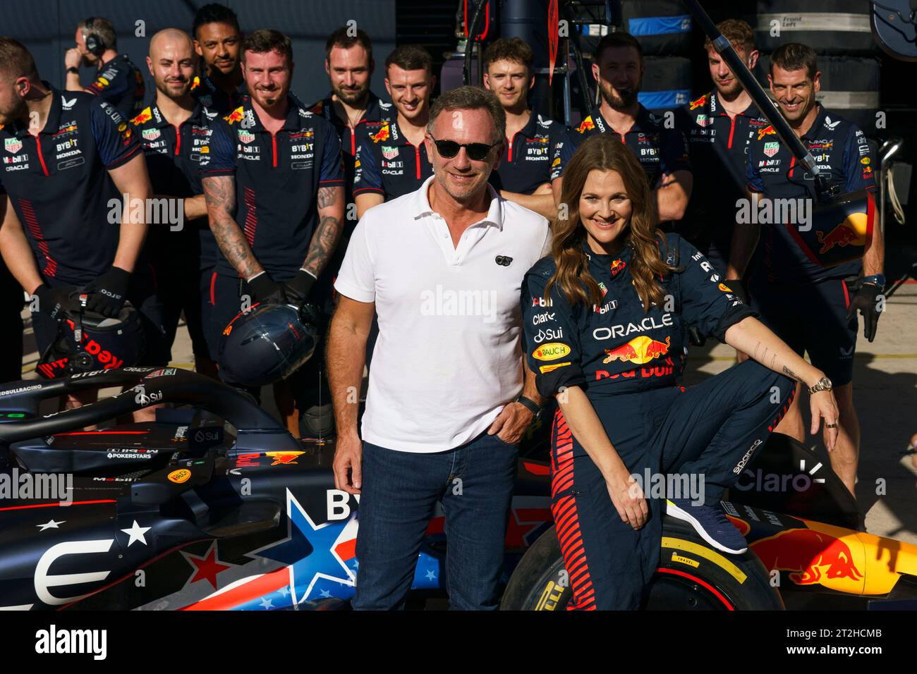 Austin, États-Unis. 19 octobre 2023. Christian Horner, chef de l'équipe Red Bull Racing, et l'actrice Drew Barrymore posent pour une photo dans la voie des stands lors du Grand Prix de Formule 1 des États-Unis sur le circuit des Amériques à Austin, Texas, le jeudi 19 octobre 2023. Photo de Greg Nash/UPI crédit : UPI/Alamy Live News Banque D'Images