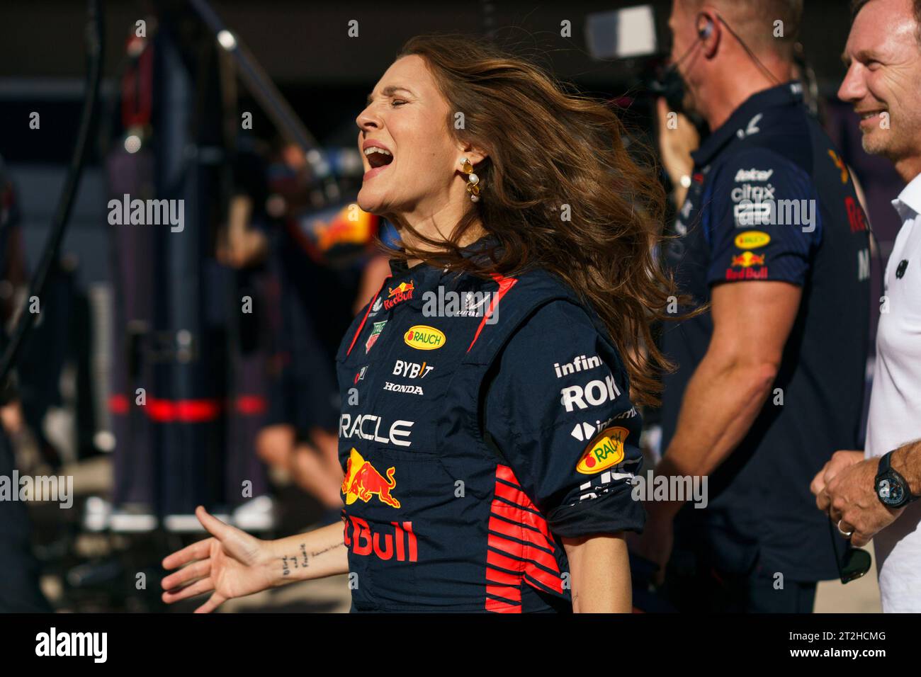 Austin, États-Unis. 19 octobre 2023. L'actrice Drew Barrymore réagit à la foule dans la voie des stands lors du Grand Prix de Formule 1 des États-Unis sur le circuit des Amériques à Austin, Texas, le jeudi 19 octobre 2023. Photo de Greg Nash/UPI crédit : UPI/Alamy Live News Banque D'Images