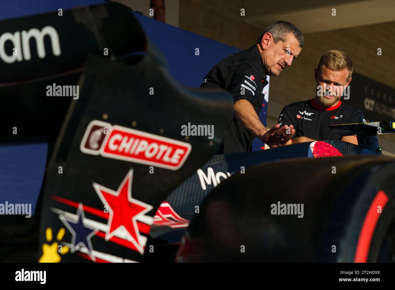 Austin, États-Unis. 19 octobre 2023. Gunther Steiner, chef de l'écurie F1 de MoneyGram Haas, discute des nouvelles mises à jour de sa voiture avec Kevin Magnussen, pilote danois de Formule 1 de Haas F1 Team, avant le Grand Prix de Formule 1 des États-Unis sur le circuit des Amériques à Austin, Texas, le jeudi 19 octobre 2023. Photo de Greg Nash/UPI crédit : UPI/Alamy Live News Banque D'Images