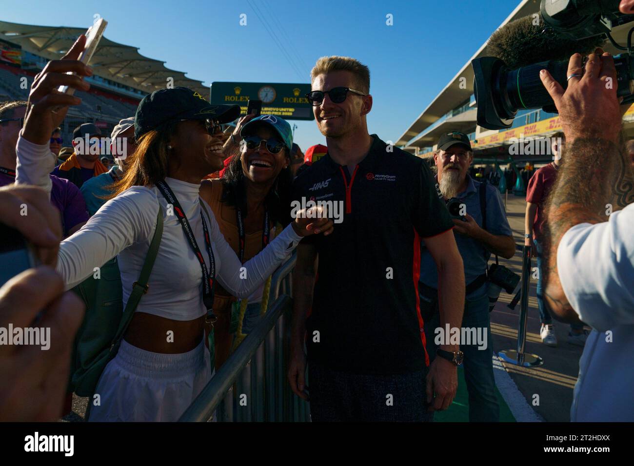 Austin, États-Unis. 19 octobre 2023. Le pilote allemand de Formule 1 Nico Hulkenberg de Haas F1 Team prend un selfie avec un fan avant le Grand Prix de Formule 1 des États-Unis sur le circuit des Amériques à Austin, Texas, le jeudi 19 octobre 2023. Photo de Greg Nash/UPI crédit : UPI/Alamy Live News Banque D'Images