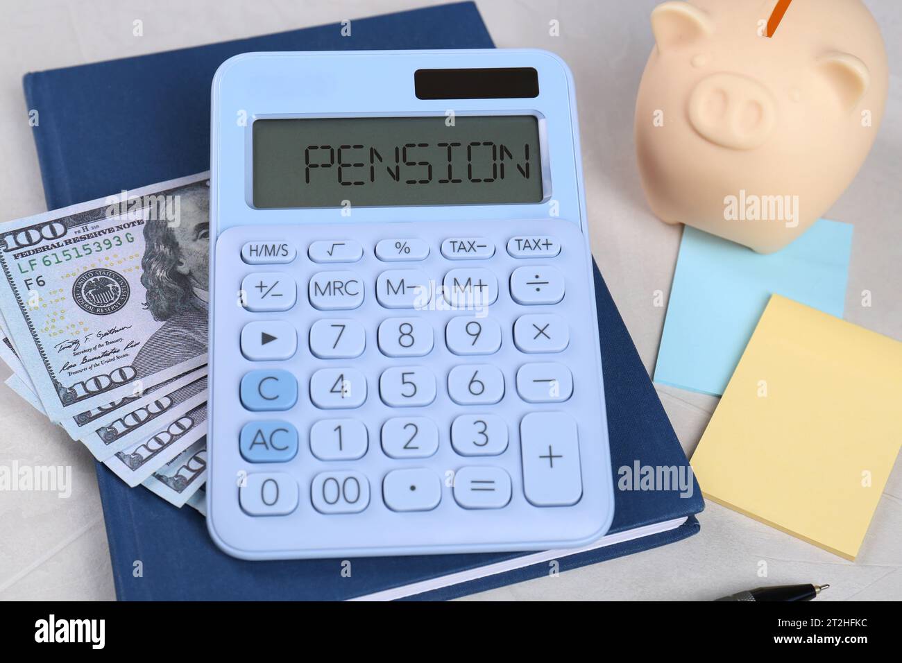 Calculatrice, billets de banque en dollars, tirelire, cahier et notes autocollantes sur la table gris clair. Concept de retraite Banque D'Images