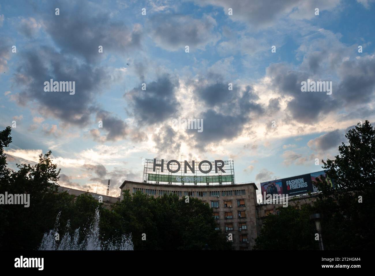 Photo d'un panneau avec le logo d'honneur pris sur leur bureau principal pour la Serbie à belgrade. Honor est une marque de smartphone détenue en majorité par un État Banque D'Images
